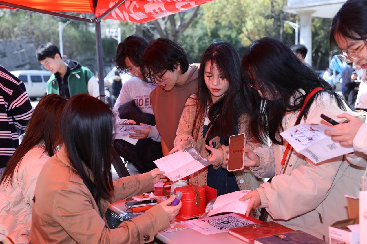 設(shè)計(jì)與藝術(shù)學(xué)院特色游園會(huì)暨周末文化廣場(chǎng)活動(dòng)舉行 企業(yè)管理咨詢(xún)賦能藝術(shù)創(chuàng)新